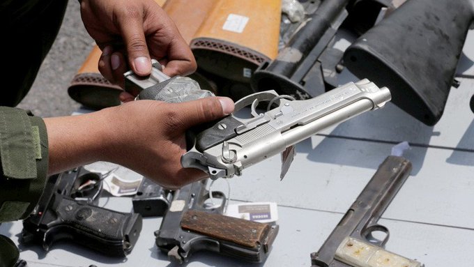 Los individuos vendieron ilegalmente armas de asalto, pistolas semiautomáticas, cargadores de alta capacidad y cientos de cartuchos de munición.