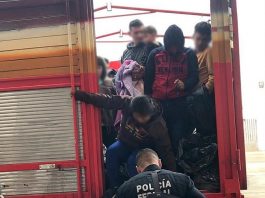 Interceptan a 45 migrantes dentro de un camión en el este de México