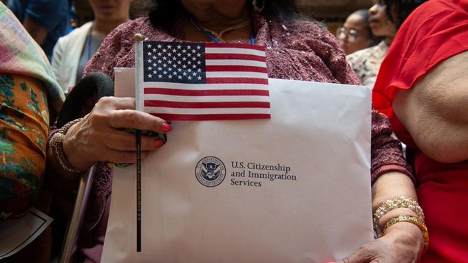 La nueva regla tiene como objetivo negar las tarjetas de residencia permanente y visas a inmigrantes que se beneficien o que se hayan beneficiado de programas de asistencia