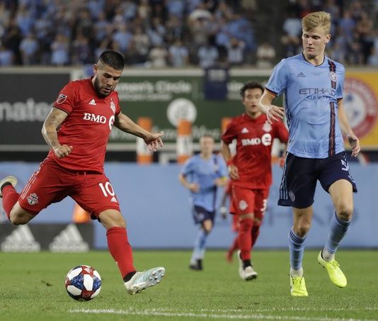 La MLS mantiene opacidad en multas que impone a New York FC y Toronto FC De acuerdo al comunicado de la MLS emitido el viernes el New Yor City FC violó la política de confrontación masiva por segunda vez en esta temporada.