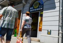 Los primeros contratos salieron a la venta la noche del domingo a un precio de 10.115 dólares.