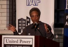 La alcaldesa de Chicago, Lori Lightfoot, aseguró este martes a los residentes hispanos que la ciudad continúa de su lado
