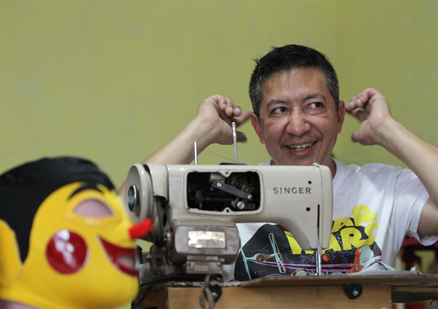 "Hay muchos secretos detr&aacute;s de una m&aacute;scara", dice el creador profesional de m&aacute;scaras de luchadores Pedro Rosas Kenjiro.