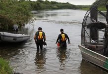 Madre inmigrante y su pequeño hijo mueren ahogados en frontera con México Agentes de Marina de la Patrulla Fronteriza que se desplazaban en bote lograron rescatar los cuerpos y notificaron a las autoridades locales.