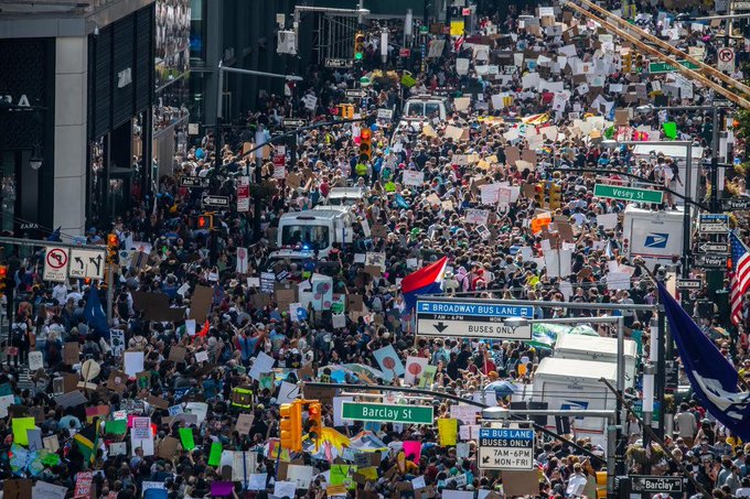 Miles de jóvenes se manifiestan en Nueva York contra el cambio climático.