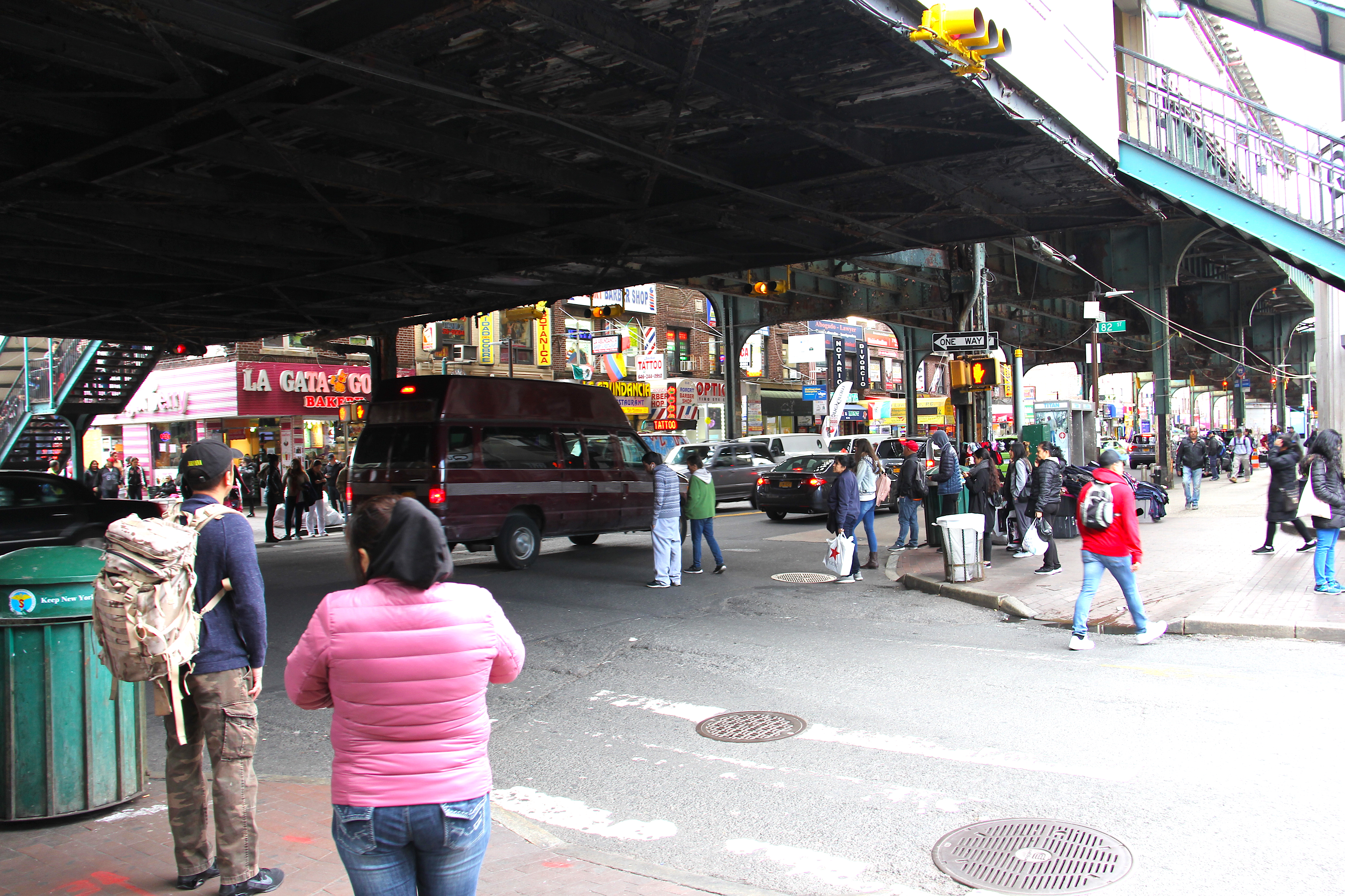 La avenida Roosevelt, que recorre el condado de Queens paralela al tren 7, es alrededor de la cual se encuentran los barrios con la mayor concentraci&oacute;n de negocios y comunidades hispanas en toda su variedad, como en esta intersecci&oacute;n con la calle 82 en Jackson Heights.