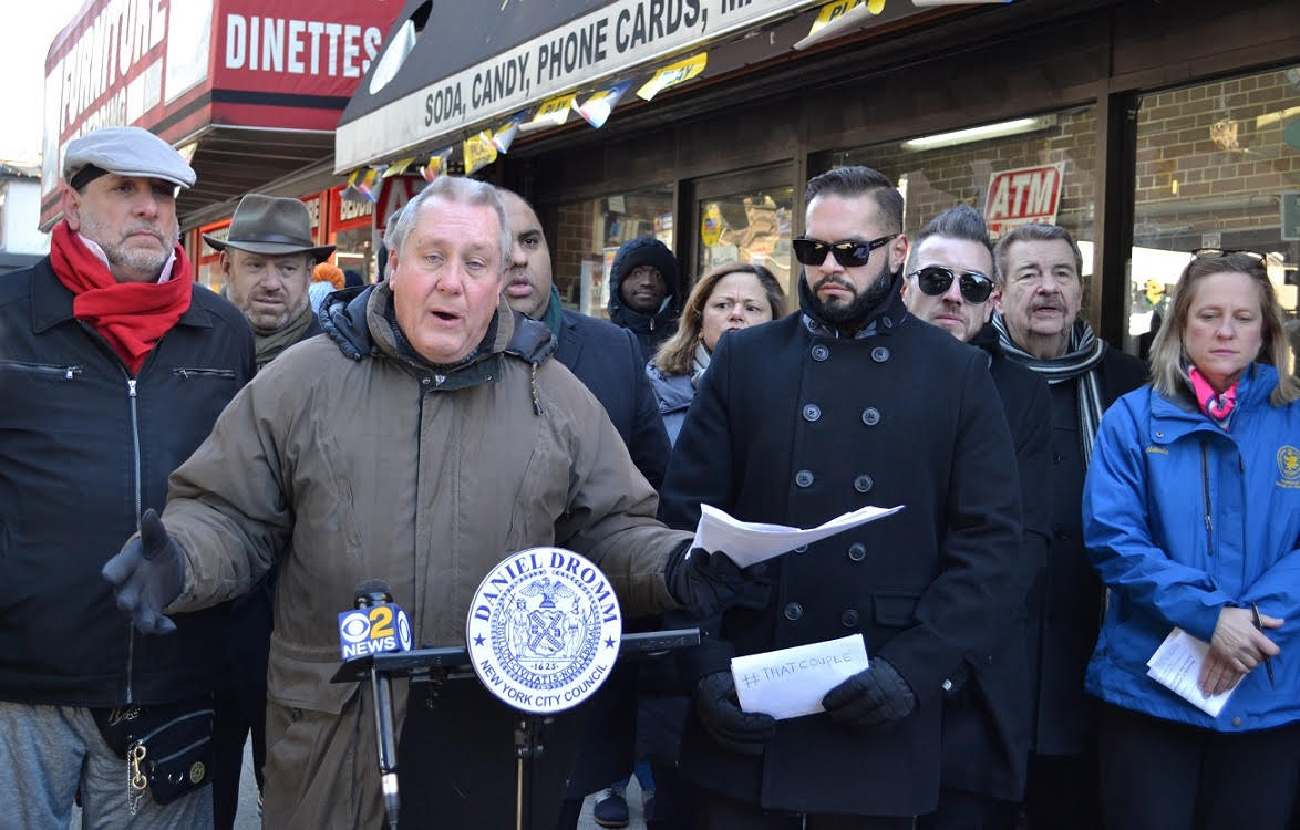 En enero el concejal Daniel Dromm junto a las dos v&iacute;ctimas, Joseph Sokolowski, de 39 a&ntilde;os y su esposo, Jeremy Valarezo, de 36, apoyados por varios oficiales electos, exigieron que la polic&iacute;a acuse al atacante Mohammed Toque, de un delito de odio.