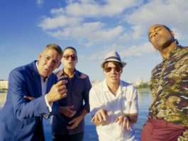 El cantante y el tecladista se conocieron por casualidad en las oficinas de la compañía disquera Sony Music, y fue ahí donde acordaron colaborar en un proyecto.