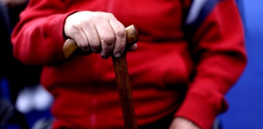 Qué pueden hacer hospitales y consultorios para que los adultos mayores estén más seguros.