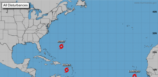 Los meteorólogos del NHC, alertaron de que esta zona de bajas presiones situada al sur del archipiélago de Cabo Verde seguirá su proceso de fortalecimiento.