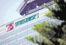 Pemex, que sufre una crisis de deuda y de producción, recibirá el próximo año 4.400 millones de dólares, tanto en transferencias directas como en rebajas de impuestos.