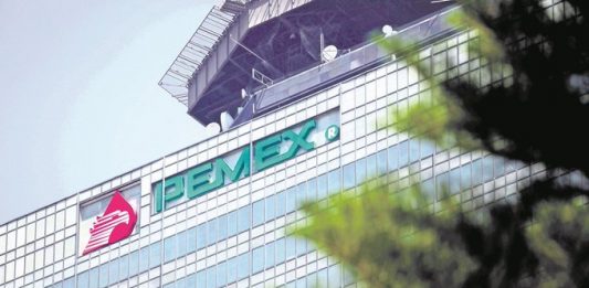 Pemex, que sufre una crisis de deuda y de producción, recibirá el próximo año 4.400 millones de dólares, tanto en transferencias directas como en rebajas de impuestos.