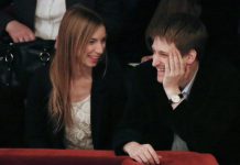 Snowden se casó con su novia Lindsay Mills hace ahora dos años en uno de los registros civiles de Rusia.