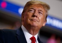 Trump asegura que descartó levantar sanciones a Irán para reunirse con Rohaní El presidente hizo esta declaración un día después de que el Pentágono anunciara que enviará 200 efectivos de refuerzo, además de una batería antimisiles.