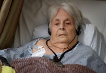 Virginia Mosvold aguantó tres días de angustia mientras su hija Sissel Johnson y su yerno la miraban desde el techo sin poder hacer nada.
