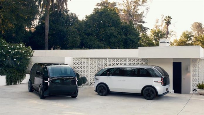 El nuevo fabricante de vehículos eléctricos Canoo presentó hoy en Los Ángeles sus dos primeros modelos