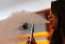 Una cápsula de un popular cigarrillo electrónico, JUUL, puede contener tanta nicotina como un paquete entero de cigarrillos.