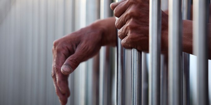 detenido en prision El líder de una red de distribución de heroína y cocaína que recibía pedidos por teléfono y utilizaba una flota de vehículos al norte de Los Ángeles, California, fue condenado hoy a cerca de 20 años en una cárcel federal.