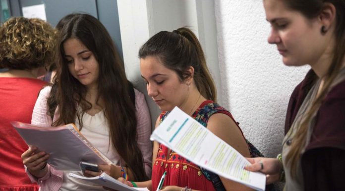 Profesores en Texas demandan a mayor universidad pública por "censura" de temas sociales ¿Formas parte de los 2,9 millones de estudiantes en todo el país, que acaban de empezar la universidad, o están a punto de hacerlo? Mientras compras libros, eliges tu mejor plan de comidas y deseas llevarte bien con tu compañero de cuarto, no te olvides del seguro médico.