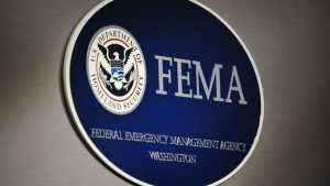Agentes de la Oficina Federal de Investigaciones de Estados Unidos han detenido a tres personas, entre ellas una exadministradora de la Agencia Federal para el Manejo de Emergencias por presunto fraude de fondos federales