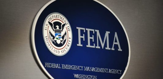 Agentes de la Oficina Federal de Investigaciones de Estados Unidos han detenido a tres personas, entre ellas una exadministradora de la Agencia Federal para el Manejo de Emergencias por presunto fraude de fondos federales