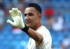 El portero costarricense Keylor Navas se despidió de sus compañeros del Real Madrid en el vestuario visitante del estadio de la Cerámica, tras el empate ante el Villarreal