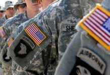 Veteranos del colectivo LGBT demandan al Pentágono por despidos discriminatorios Cada año se estima que centenares de veteranos del ejército estadounidense son deportados del país que les mandó a las guerras de Afganistán e Irak, una tragedia ahora reflejada en el documental "Ready for War" estrenado en el Festival de Toronto.