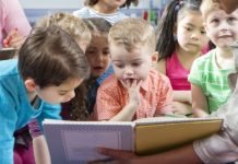 Más de 154.000 alumnos de Nueva York no tenían un hogar el curso pasado El lunes, 16 de septiembre a las 6 p.m., la bibliotecaria Susan Scatena, también conocida como Miss Susan, y su equipo celebrarán a los niños que sacaron más de 3.000 libros como parte del desafío anual de lectura de la sucursal con un espectáculo en el que participarán niños vestidos de monos.