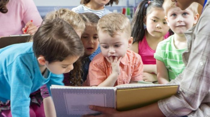 El lunes, 16 de septiembre a las 6 p.m., la bibliotecaria Susan Scatena, también conocida como Miss Susan, y su equipo celebrarán a los niños que sacaron más de 3.000 libros como parte del desafío anual de lectura de la sucursal con un espectáculo en el que participarán niños vestidos de monos.