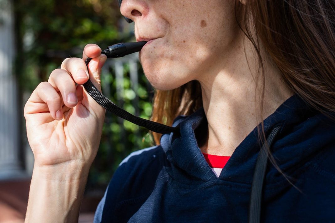 Esta sudadera tiene el “vapeador” en el cordón. Los “vapeadores” pueden aspirar nicotina (o marihuana). KHN compró este producto y se usó una persona como modelo para la foto. (Anna Maria Barry-Jester/KHN)