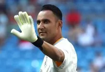 El portero costarricense Keylor Navas se despidió de sus compañeros del Real Madrid en el vestuario visitante del estadio de la Cerámica, tras el empate ante el Villarreal