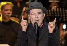 El salsero panameño Rubén Blades admitió este miércoles que desconfiaba de que algunas de sus canciones, ahora más emblemáticas, como "Patria", "Amor y control" o "El padre Antonio y su monaguillo Andrés", tuvieran éxito