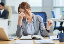 A las mujeres ejecutivas se las juzga con más severidad que a los hombres Cuando una mujer es la que dirige una empresa o una organización, la gente tiende a darle menos apoyo si incurre en una falla ética.