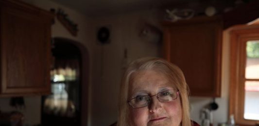 En 2013, Stephens, que por aquel entonces era director de una funeraria en Michigan, anunció que iba a vestirse de ahí en adelante como mujer, lo que ocasionó su despido.