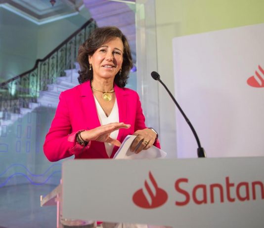 Presidenta Banco Santander cree que los aranceles van a hacer más daño a EE.UU. que a Europa La presidenta del Banco Santander, la española Ana Botín, anunció este lunes en Nueva York que va a entrar en la junta directiva de la filial estadounidense