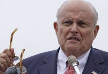 Sus socios habrían ayudado a financiar los esfuerzos para investigar a uno de los rivales políticos del presidente, al demócrata Joe Biden.
