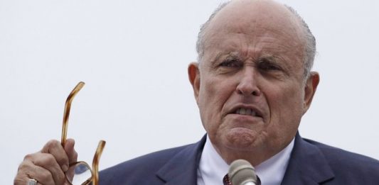 Sus socios habrían ayudado a financiar los esfuerzos para investigar a uno de los rivales políticos del presidente, al demócrata Joe Biden.