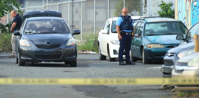 De acuerdo con la Polic&iacute;a, al lado del cuerpo se encontr&oacute; un rifle.