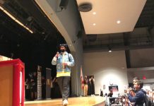 El famoso reguetonero emplazó a los 300 alumnos reunidos en el auditorio del instituto "a seguir estudiando y dar lo mejor de uno mismo para triunfar en la vida".