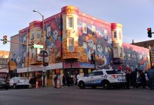 Barrio mexicano de Chicago celebra el Día de Muertos con mural y flores Al mural se suma los arreglos en el Gran Arco, que es la puerta de entrada a este barrio de inmigrantes.
