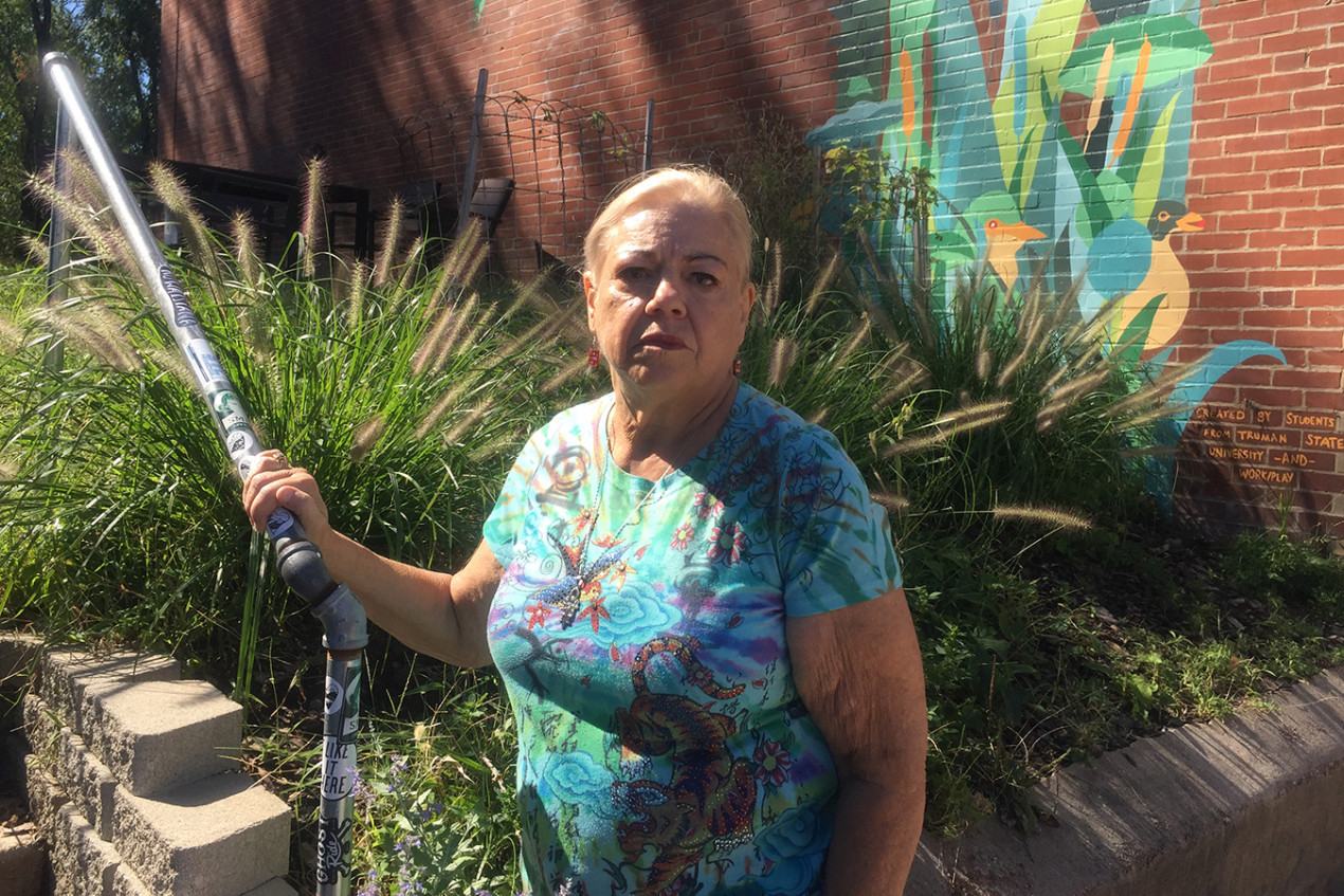 Hace unos a&ntilde;os, Patricia Powers pens&oacute; brevemente en mudarse de su casa en el condado de St. Louis, Missouri, al otro lado del r&iacute;o hacia Illinois, para tener Medicaid. &ldquo;Pero te preguntas: &iquest;a d&oacute;nde vas? &iquest;Qu&eacute; vas a hacer?&rdquo;. Despu&eacute;s de a&ntilde;os sin seguro m&eacute;dico, Powers fue a una cl&iacute;nica para personas sin seguro, donde descubri&oacute; que ten&iacute;a c&aacute;ncer de seno. (Laura Ungar/KHN)