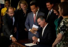 Gavin Newsom, firmó un paquete de 15 nuevas leyes que endurecen el control de armas en este estado.