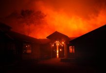 Cientos de miles siguen evacuados por los fuertes incendios en California Las evacuaciones continúan por los fuertes vientos que se esperan para esta noche de hasta 70 millas por hora y que podrían avivar el fuego.