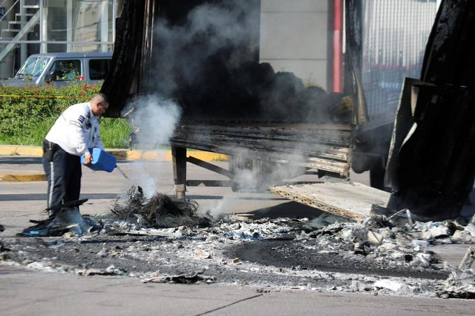 Los comercios de la ciudad han ido retomando la actividad de un d&iacute;a normal, aunque llev&oacute; una buena parte del d&iacute;a retirar todos los obst&aacute;culos en los bloqueos que puso el narco.