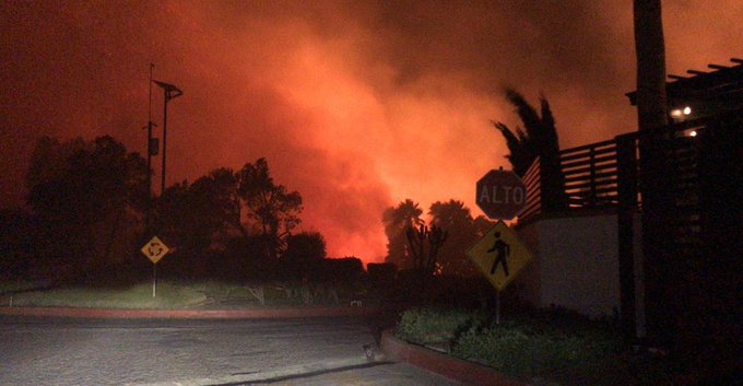 El incendio desatado en la madrugada del jueves apenas ha sido controlado en un 5 % y ha quemado m&aacute;s de 50 estructuras.