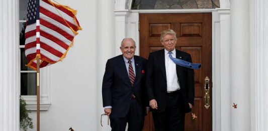 Trump hizo estas declaraciones para zanjar los rumores de que dejaría de contar con los servicios de Giuliani como su abogado personal.