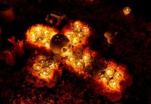 Velas de cebo, una tradición que guía las ánimas en Día de Muertos de México De acuerdo con las costumbres, hay quienes solo queman las velas hasta el día previo al Día de Muertos, en la creencia de iluminar el camino a las ánimas previo.