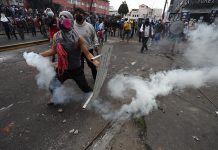 Efectivos antidisturbios de la Policía y manifestantes indígenas se enfrentan este viernes durante una protesta, en Quito (Ecuador).