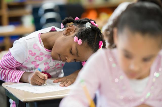 Este grupo de 67.000 pediatras indicó que los niños experimentan racismo no solo de las personas sino también de los entornos en que viven y aprenden.