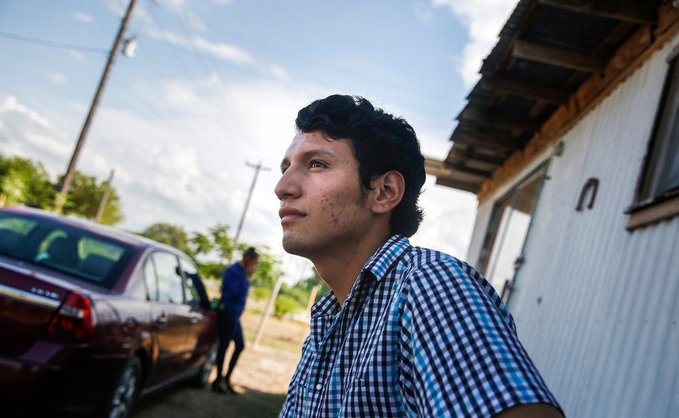 Francisco Galicia, de 18 años, aún se encuentra en un limbo legal tras ser liberado por las autoridades migratorias, informó el diario "The Dallas Morning News".